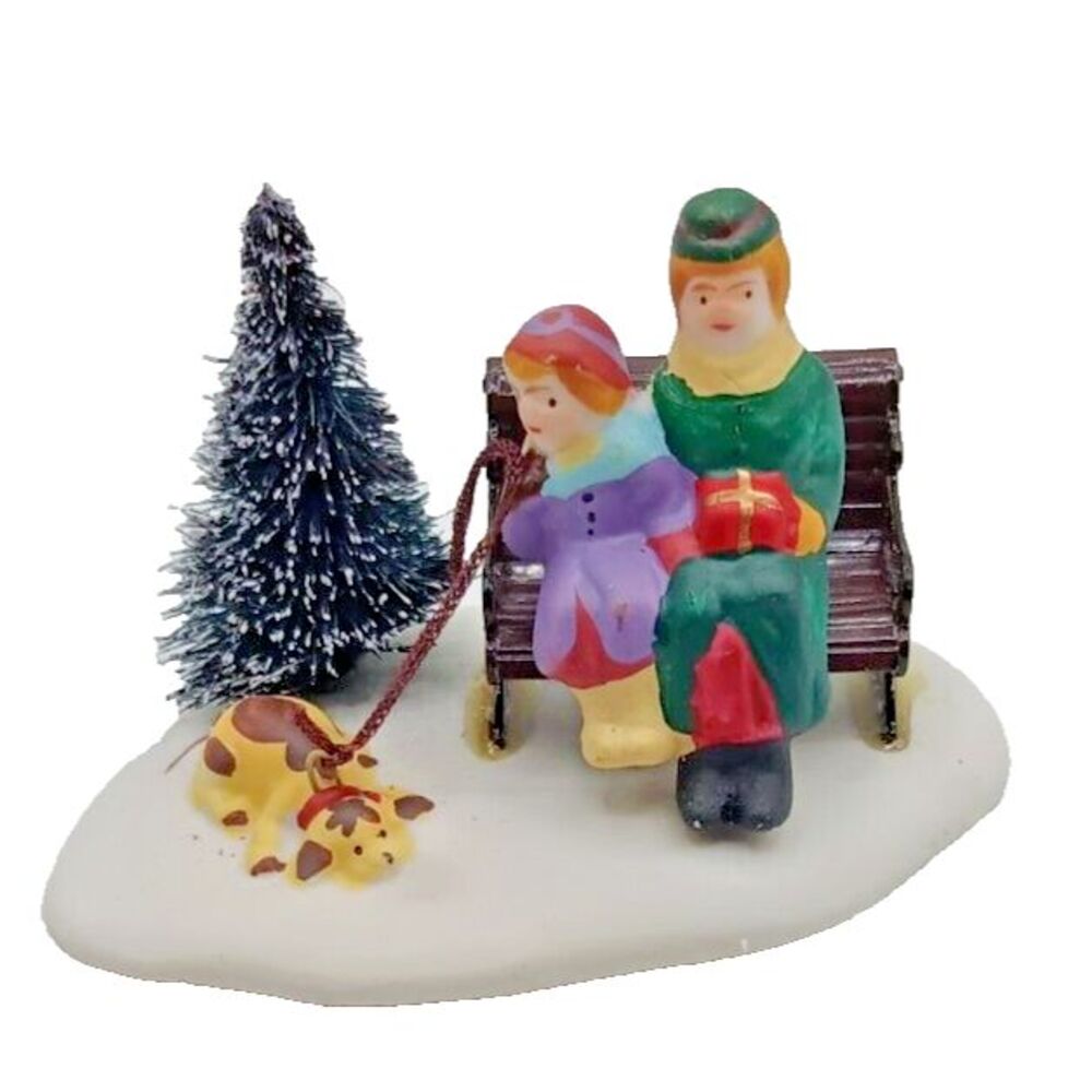 LEMAX VINTAGE‎ COLLECTABLE DICKENSVALE, porcelain park bench people 1995